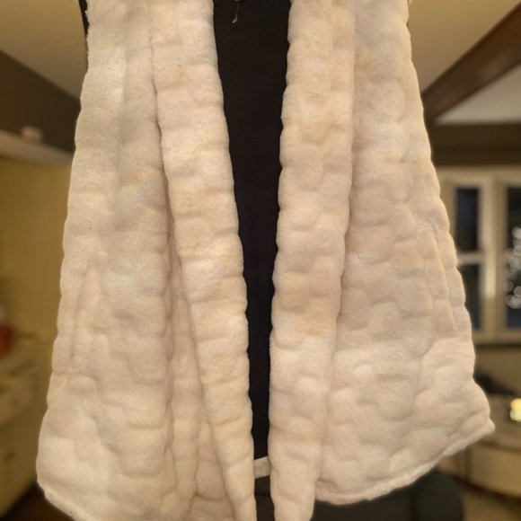 NWT (other) Lucy Women's White Ivory Faux Fur Ivory Vest. Size Large - Picture 8 of 10